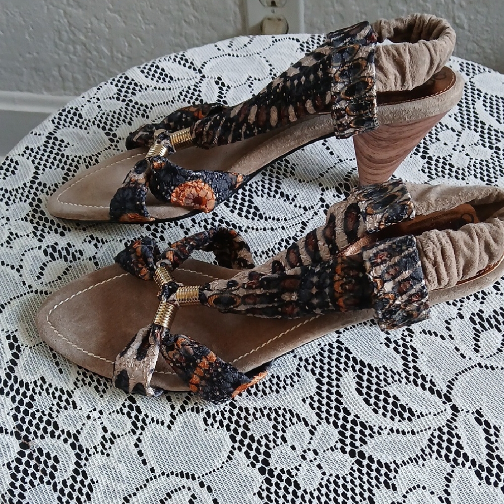 J.Renee Cream and Black Sandals with Elegant Design - Picture 2 of 7